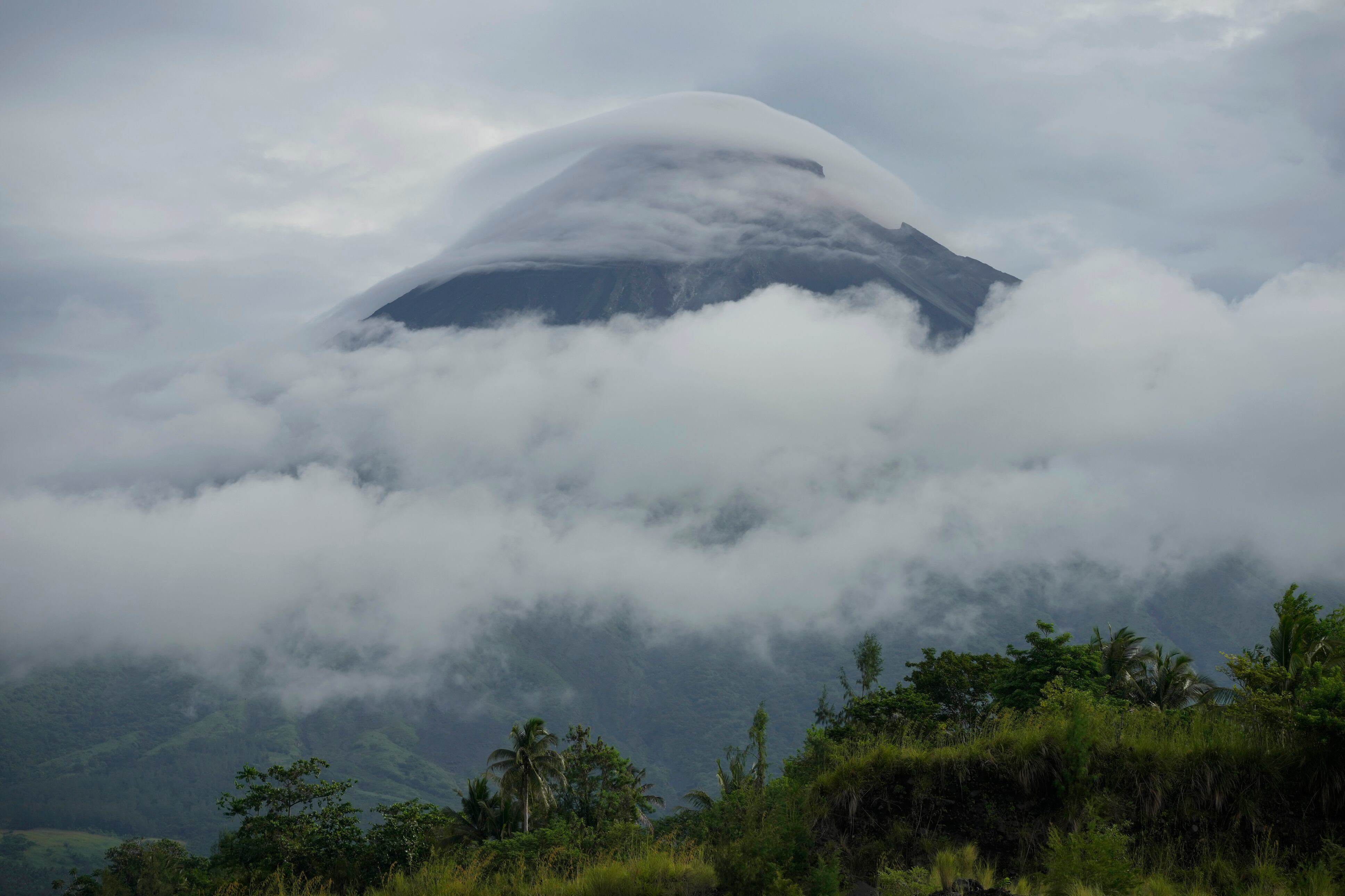 La noche del pasado 11 de junio, el volcán expidió una considerable cantidad de lava poniendo en manifiesto su grado de actividad y el riesgo que ello refiere para los habitantes que viven en sus faldas.