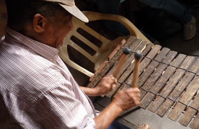 Silvino Mina es uno de los  más famosos constructores de marimbas en Guapi.