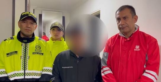 Este es el comerciante que había sido secuestrado en Bogotá. Está en compañía del secretario de Seguridad y del comandante (e) de la Mebog.