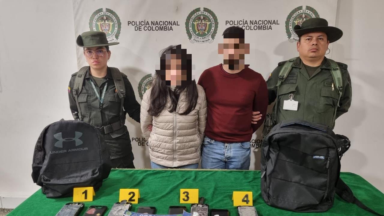 Pareja de novios capturada por tratar de llevar cocaína a Londres en pilas externas para celular.