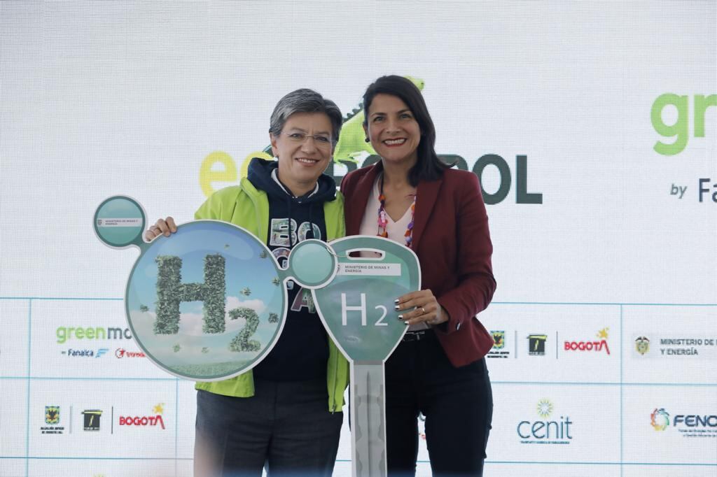 La ministra de Minas, Irene Vélez, estuvo acompañada por la alcaldes de Bogotá, Claudia López.