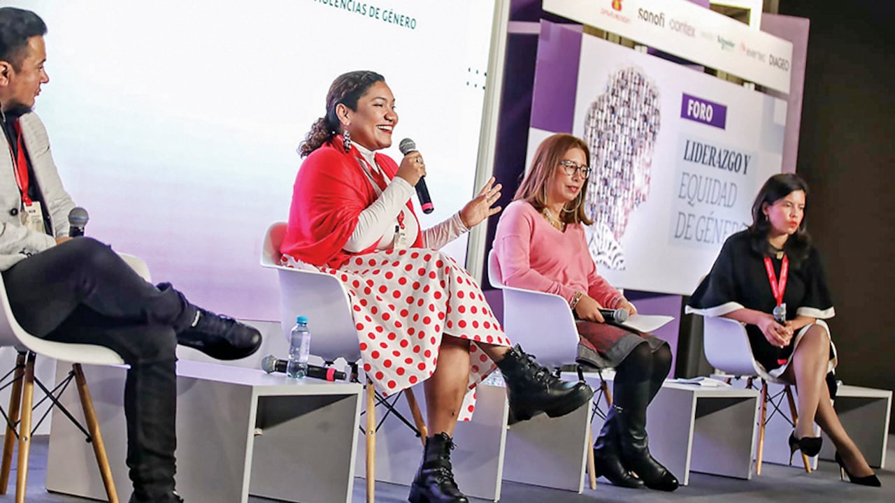Jhonnatan Espinosa, director de la Fundación Ayllu Familias Transmasculinas; Claudia Quintero, ganadora de Mujer Cafam 2022; Laura Charry, editora Central de SEMANA; y Gheidy Gallo,consejera presidencial para la Equidad de la Mujer.