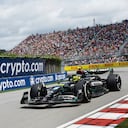 El piloto de Mercedes, Lewis Hamilton, del Reino Unido, conduce al piloto de Aston Martin, Fernando Alonso, de España, a través de la esquina de Senna durante la carrera de autos del Gran Premio de Canadá de Fórmula Uno, el domingo 18 de julio de 2023, en Montreal. (Ryan Remiorz/The Canadian Press vía AP)