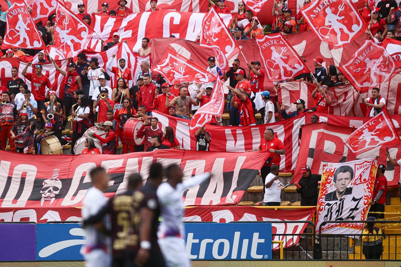 Hinchada de América de Cali, presente en Bogotá para el juego ante Fortaleza.