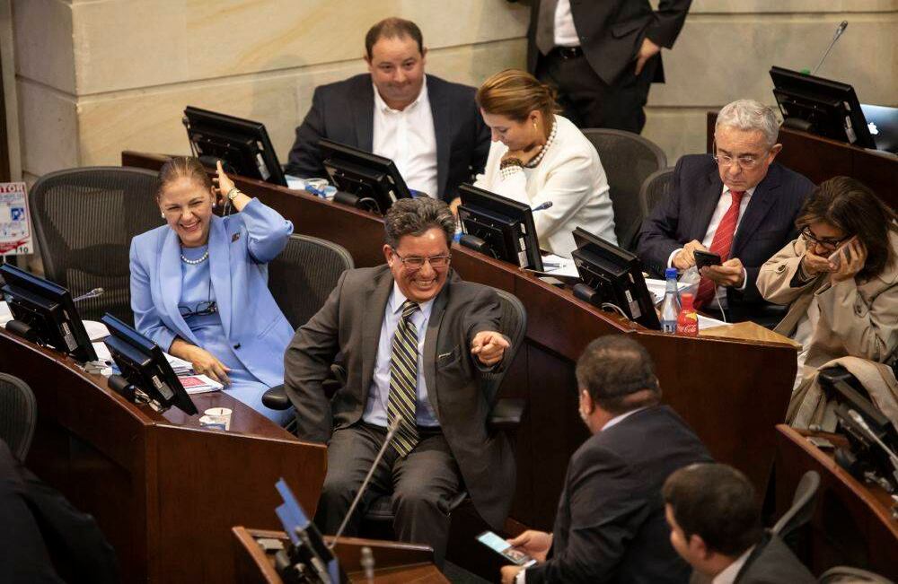 Aberto Carrasquilla se reafirmó en su silla de ministro de Hacienda. La moción de censura que la Alianza Verde, el Polo Democrático y el resto de la bancada de oposición promovieron en su contra por el caso de los bonos de agua, no prosperó: 120 representantes negaron la moción y solo 22 votaron por la renuncia del funcionario. Foto: Esteban Vega / SEMANA