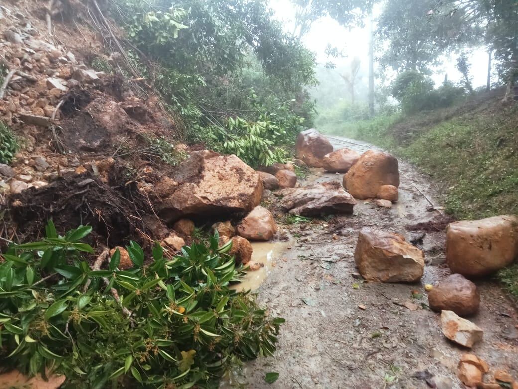 Deslizamientos que bloquean vías se están presentando en algunas zonas de Cundinamarca.