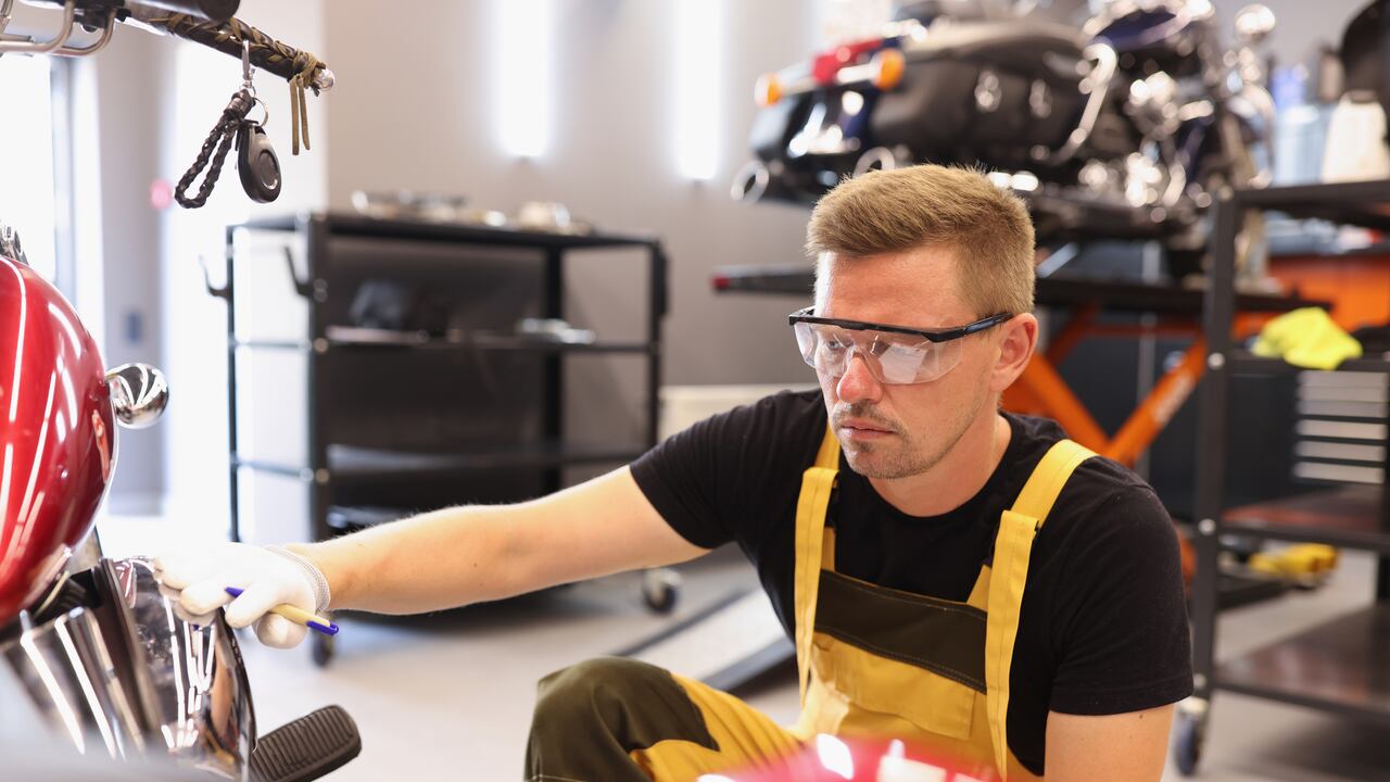 Para aquellos interesados en personalizar el aspecto de sus motocicletas, comprender los requisitos para cambiar de color es esencial, ya que implica cumplir con condiciones como estar inscrito en el Registro Único Nacional de Tránsito (RUNT) y obtener el seguro obligatorio de accidentes de tránsito (Soat).