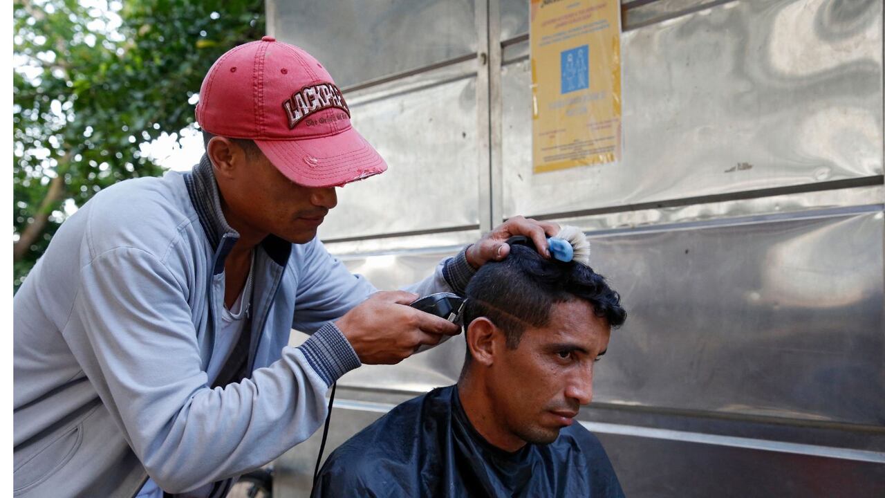 Pasar de trabajar informalmente en las calles a obtener un empleo fijo y bien remunerado requiere conocer detalladamente las leyes laborales colombianas.