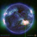 En esta imagen, proporcionada por la NASA, se muestra una llamarada solar, que aparece como un destello brillante abajo a la derecha, captada por el Observatorio de Dinámica Solar de la NASA el 9 de mayo de 2024. (NASA/SDO vía AP)