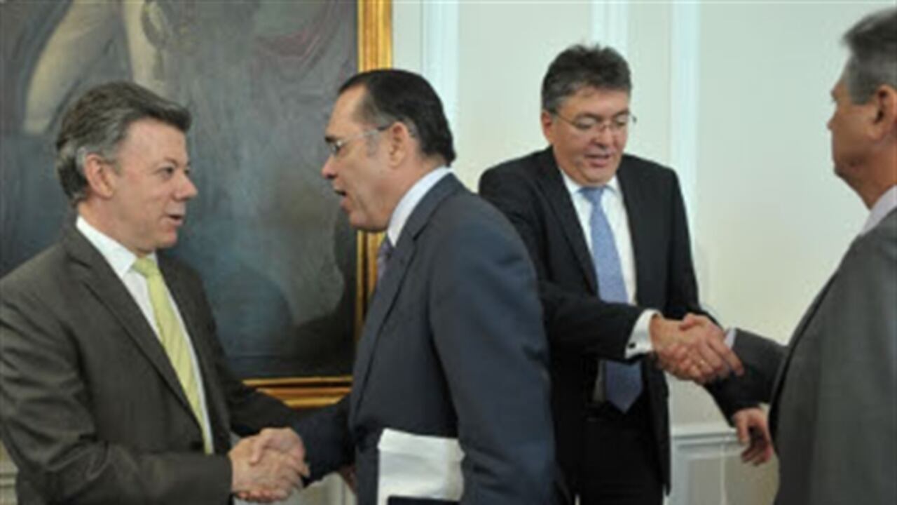 Juan Manuel Santos Calderón saluda al Presidente del Partido Conservador, Efraín Cepeda, quien asistió al Consejo de Ministros en la Casa de Nariño.
