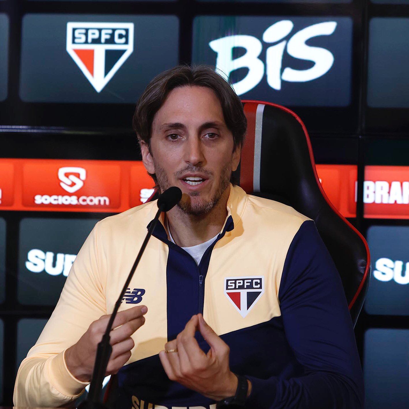 Luis Zubeldía en su presentación oficial como nuevo DT de Sao Paulo