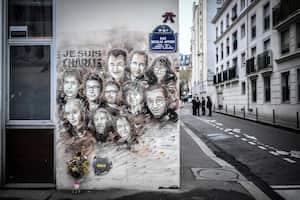 Retratos de los trabajadores de 'Charlie Hebdo' muertos en el ataque, en enero de 2019 en una pared frente a la redacción de la revista en París.STEPHANE DE SAKUTIN / AFP