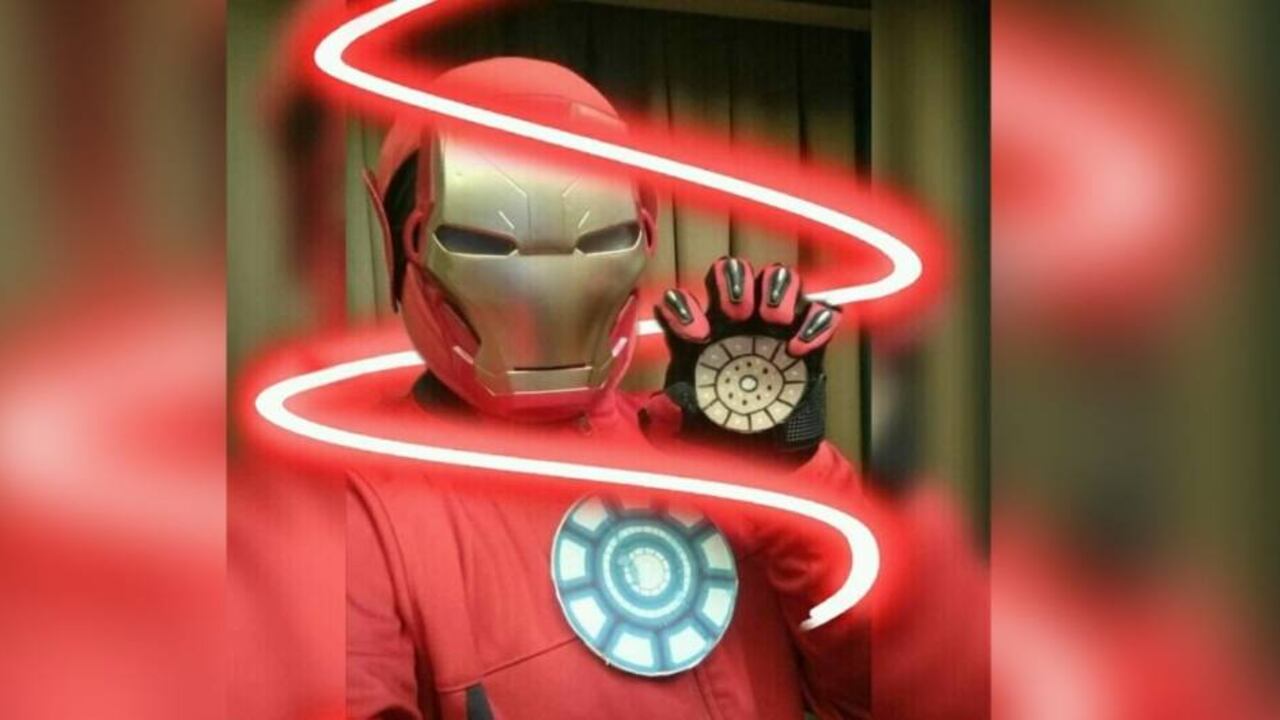 Vestido de superhéroe enfrenta la aventura de dar clases virtuales. Foto: cortesía.