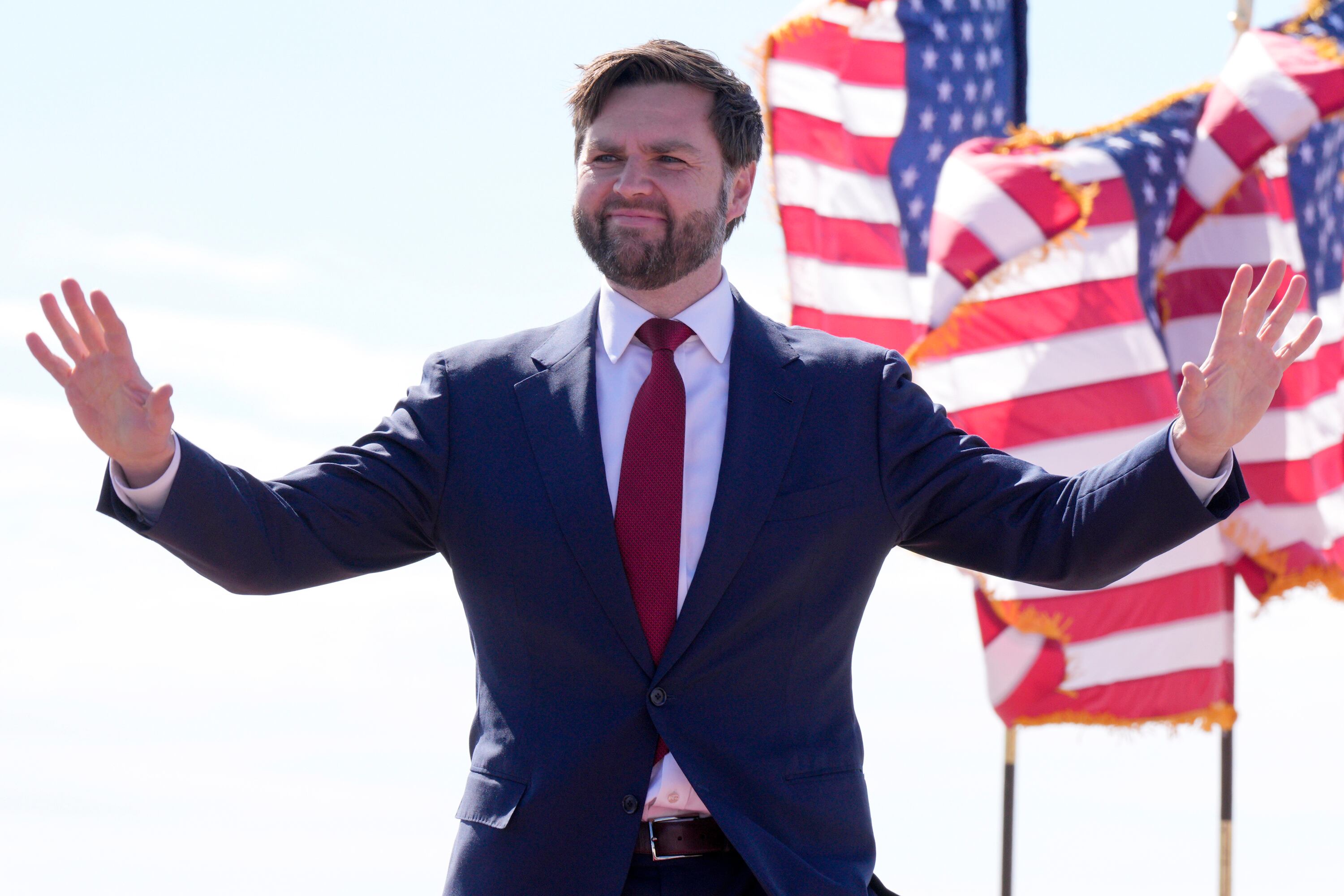 El senador J.D. Vance, republicano por Ohio, asiste a un mitin de campaña, el 16 de marzo de 2024, en Vandalia, Ohio. El candidato presidencial republicano, el expresidente Donald Trump, dice que el senador de Ohio JD Vance será su elección para vicepresidente. Dice en su Truth Social Network que, “Después de una larga deliberación y reflexión, y considerando los tremendos talentos de muchos otros, he decidido que la persona más adecuada para asumir el cargo de Vicepresidente de los Estados Unidos es el Senador J.D. Vance de la Gran Estado de Ohio”. (Foto AP/Jeff Dean, archivo)