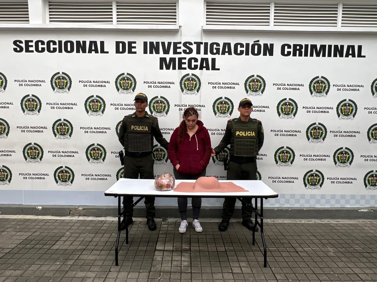 Mujer de 27 años que simulaba un embarazo llevaba en un vientre gestacional falso 5.600 dosis de cocaína. Fue enviada a prisión.