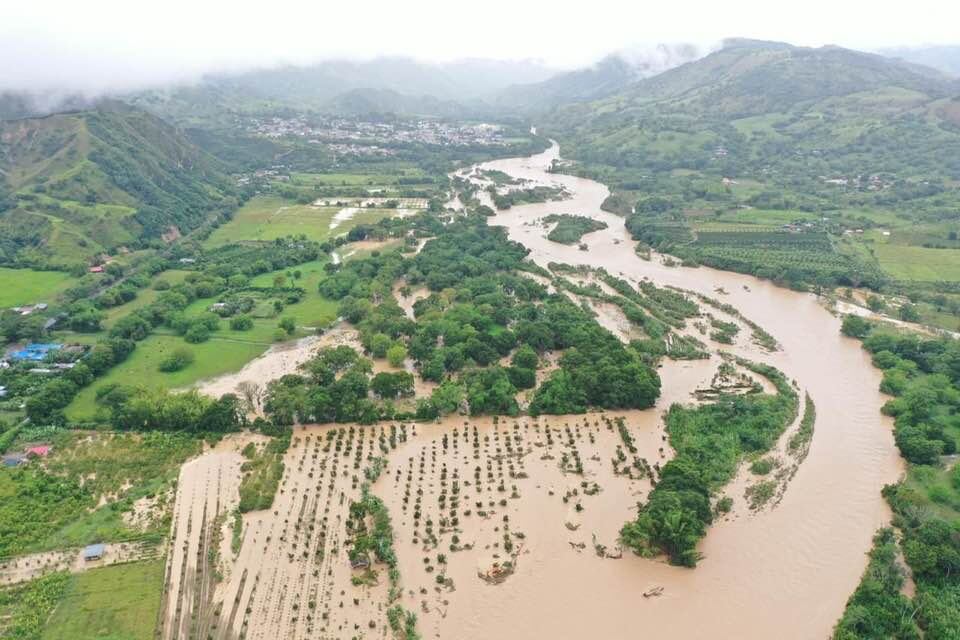 Así se ve Suaza, en el Huila, por el desbordamiento del río que lleva el mismo nombre.