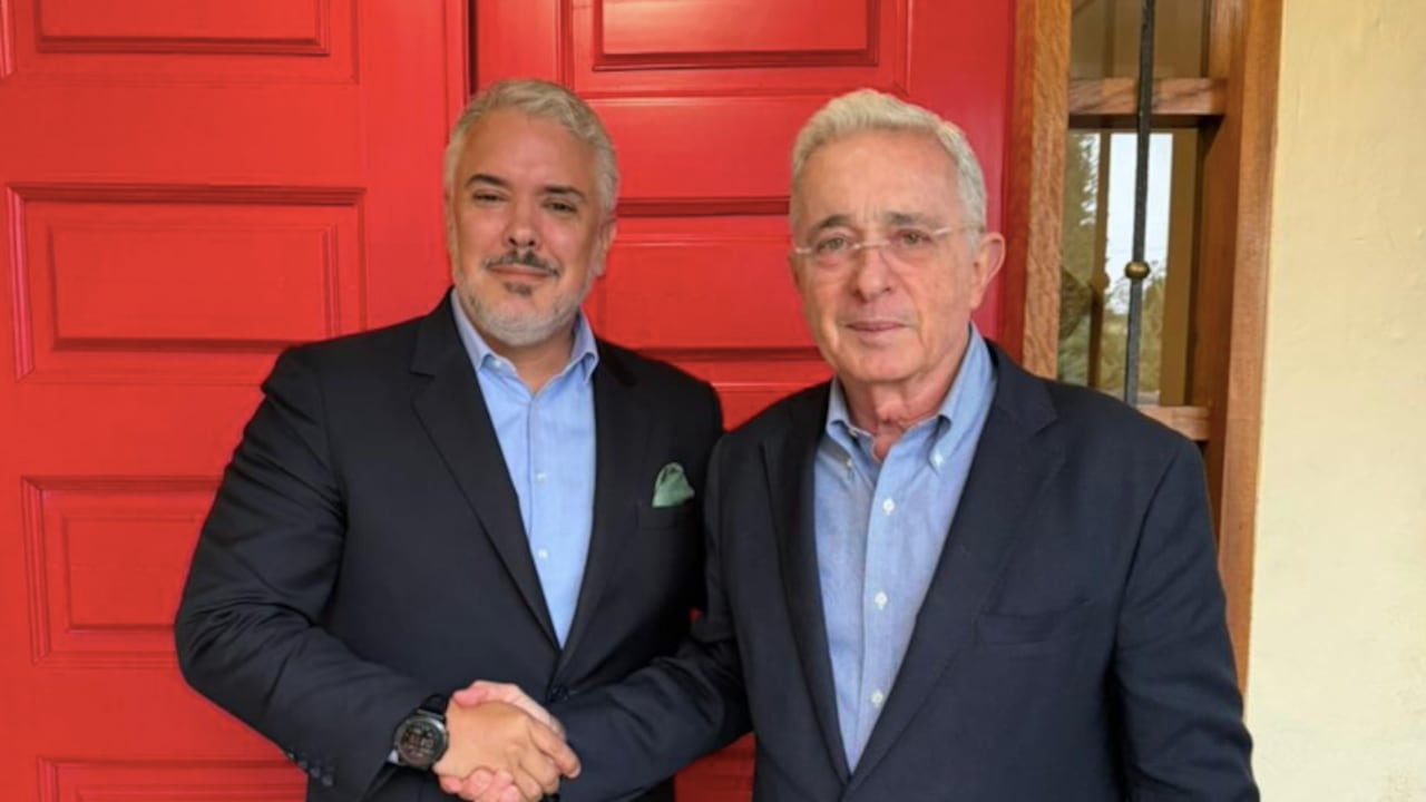 De izquierda a derecha: Los expresidentes Iván Duque y Álvaro Uribe.