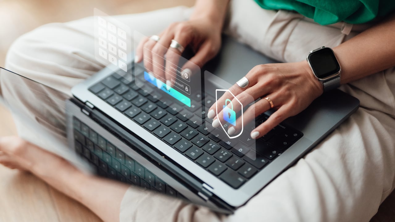 Cifrado con un icono de candado en la interfaz virtual.