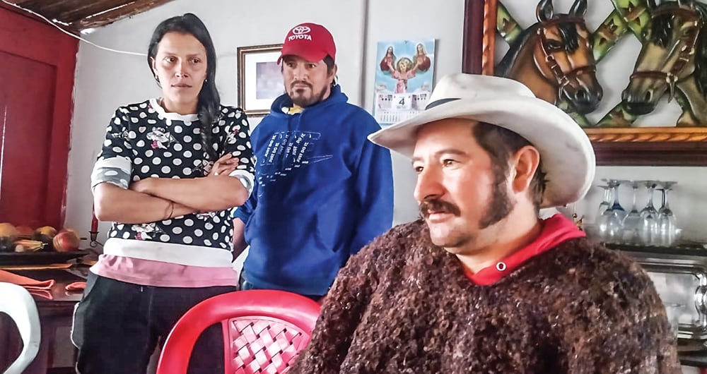   El primer ciclo de evacuaciones cobija a 2.500 familias campesinas de Caldas, Risaralda y Tolima, que se niegan a dejar sus parcelas.