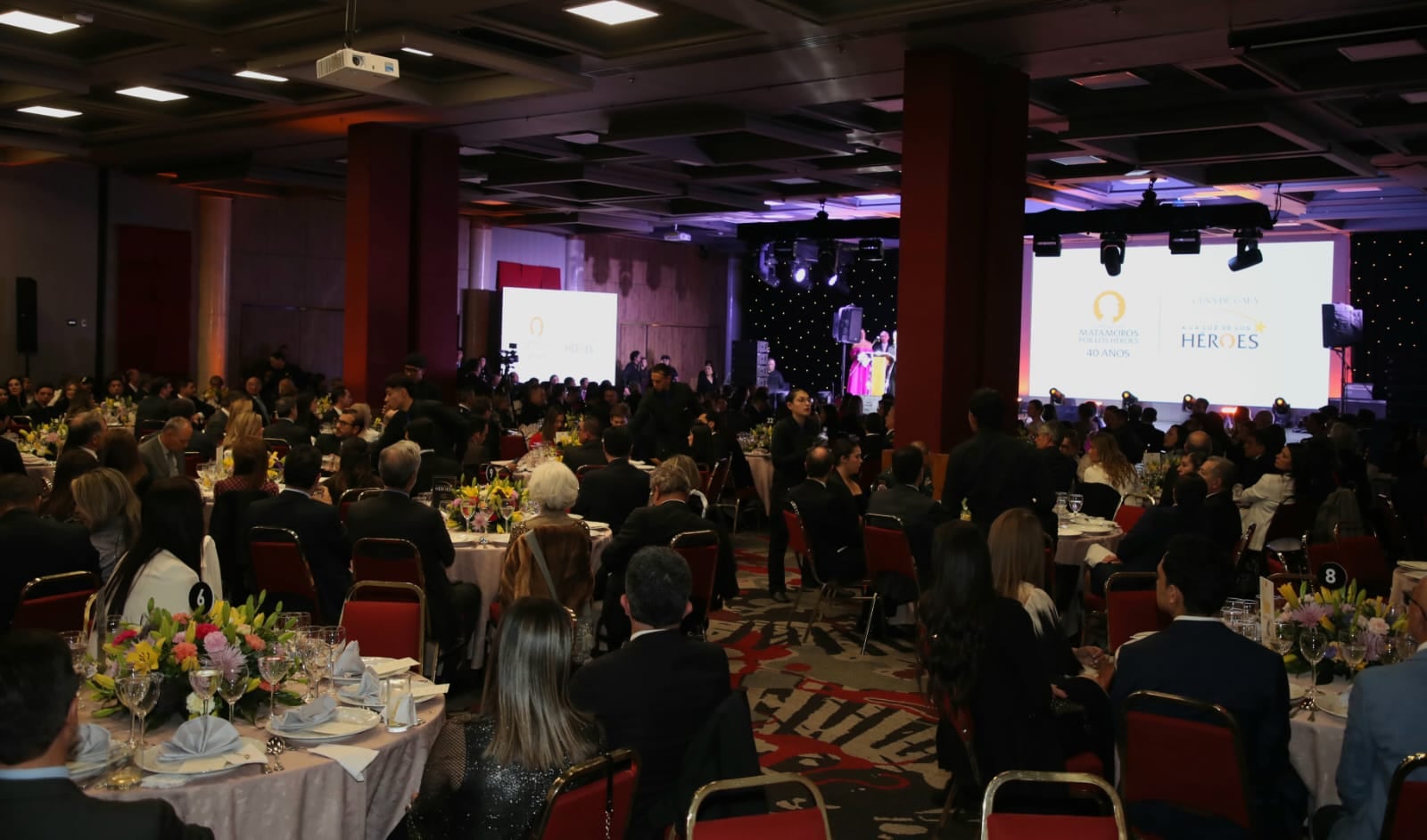 Cena de gala ‘A la luz de los héroes’, el evento en Bogotá que recauda becas para hijos de informados fallecidos