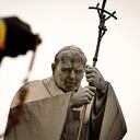 Fieles rezan el rosario a los pies de la imagen de Juan Pablo II, pidiendo por la salud del papa Francisco.
(Photo by Tiziana FABI / AFP)