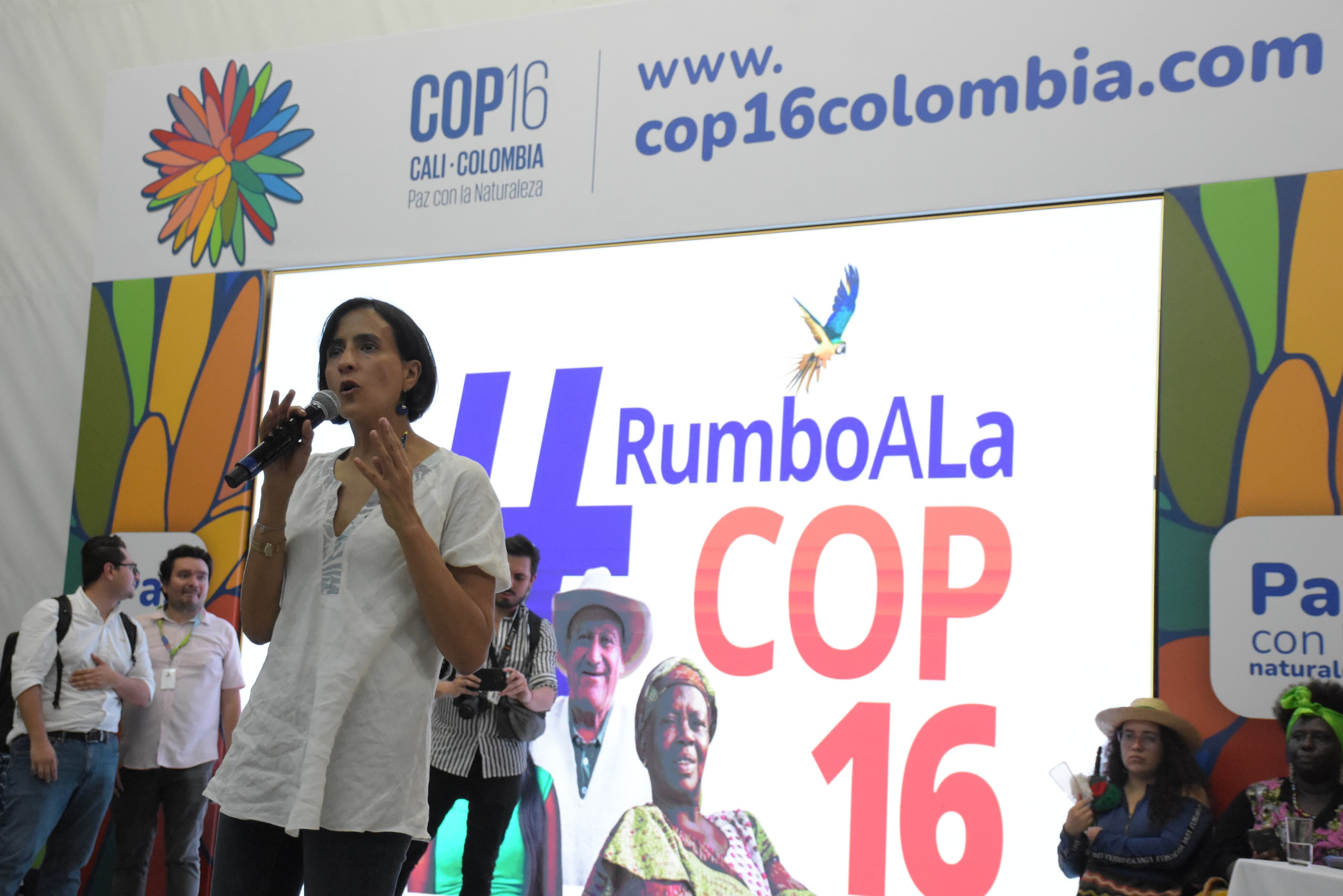 Susana Muhammad ministra del medio ambiente en reunión sobre la COP 16 en la universidad del valle