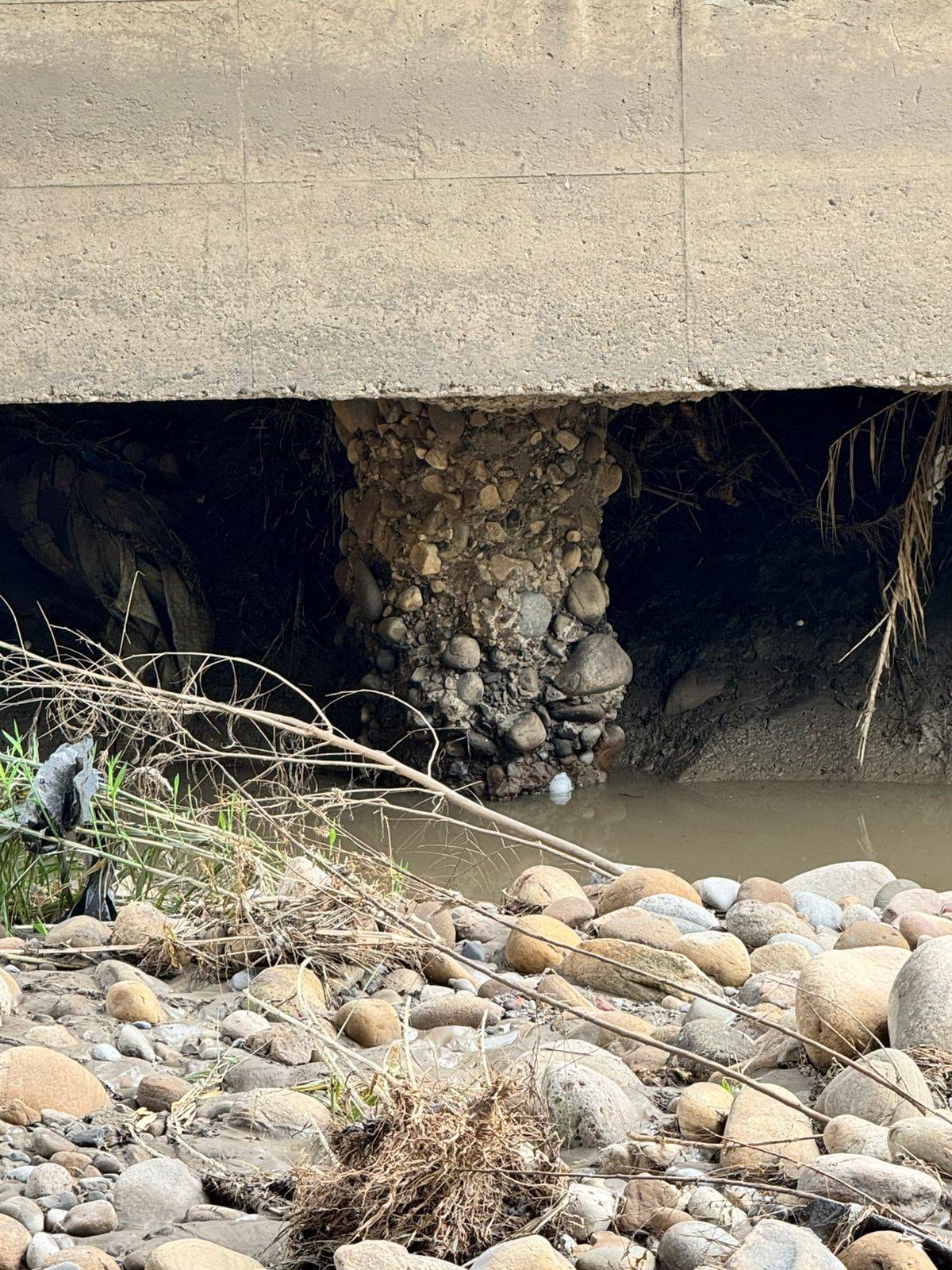 El puente está gravemente afectado por las lluvias.