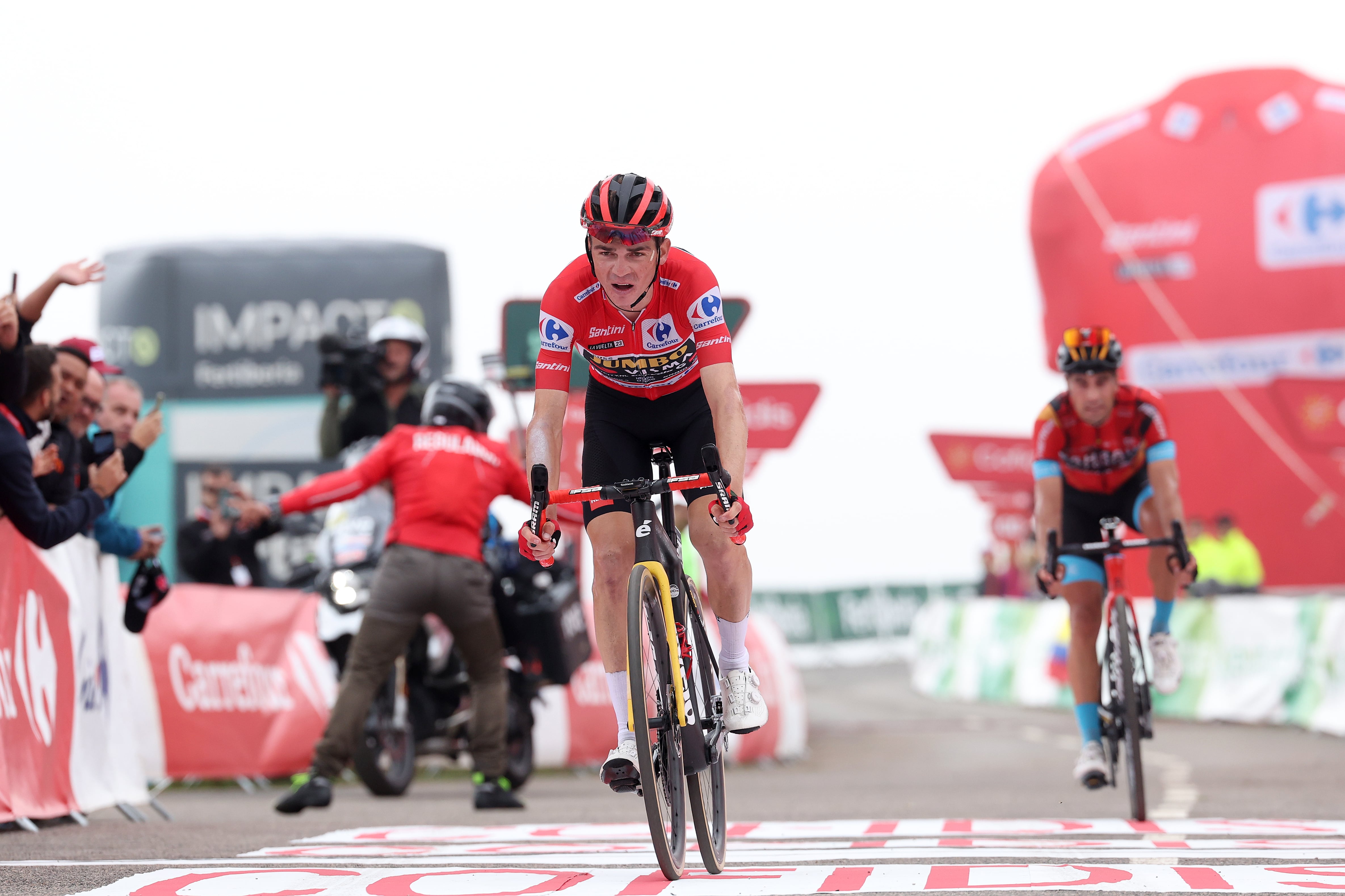 ALTU DE L'ANGLIRU, ESPAÑA - 13 DE SEPTIEMBRE: Sepp Kuss de Estados Unidos y el equipo Jumbo-Visma - Red Leader Jersey cruzan la línea de meta durante la 78.ª Vuelta a España 2023, etapa 17, una etapa de 124,4 km desde Ribadesella - Ribeseya hasta Altu de L'Angliru 1555m / #UCIWT / el 13 de septiembre de 2023 en el Altu de L'Angliru, España. (Foto de Alexander Hassenstein/Getty Images)