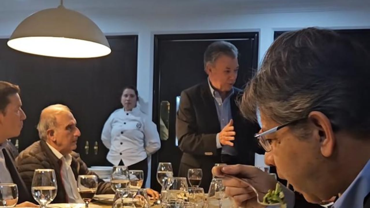La cena navideña en la casa de Ariel Ávila, en Bogotá.