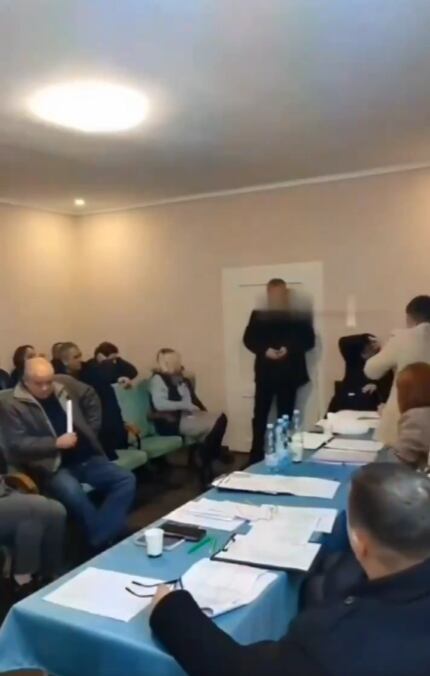 Un concejal lanzó varias grandas en un recinto; hay 26 heridos, 6 de ellos graves.