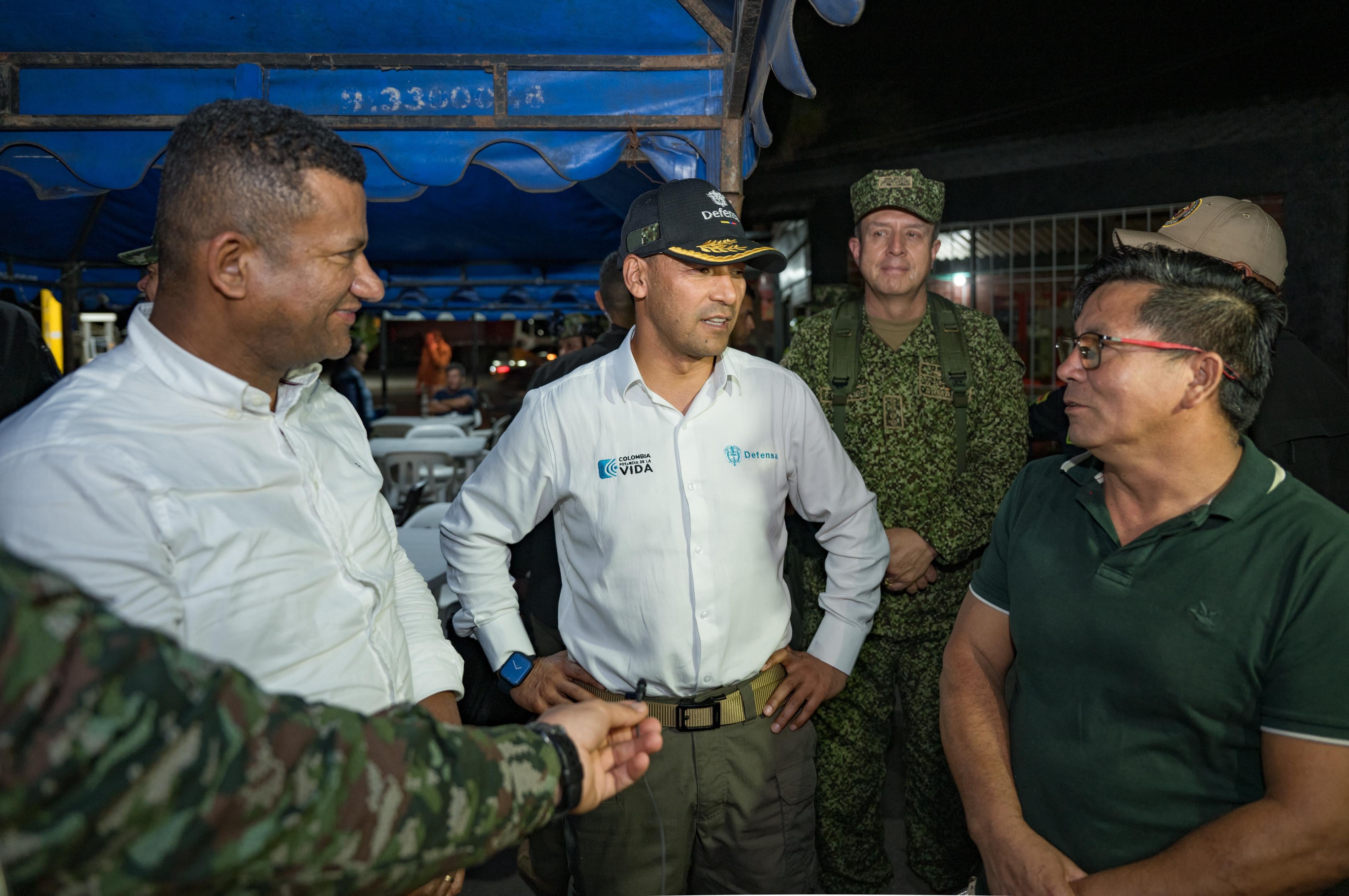 Funcionarios en puesto de arepas de choclo en Nariño.