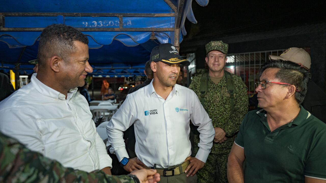 Funcionarios en puesto de arepas de choclo en Nariño.
