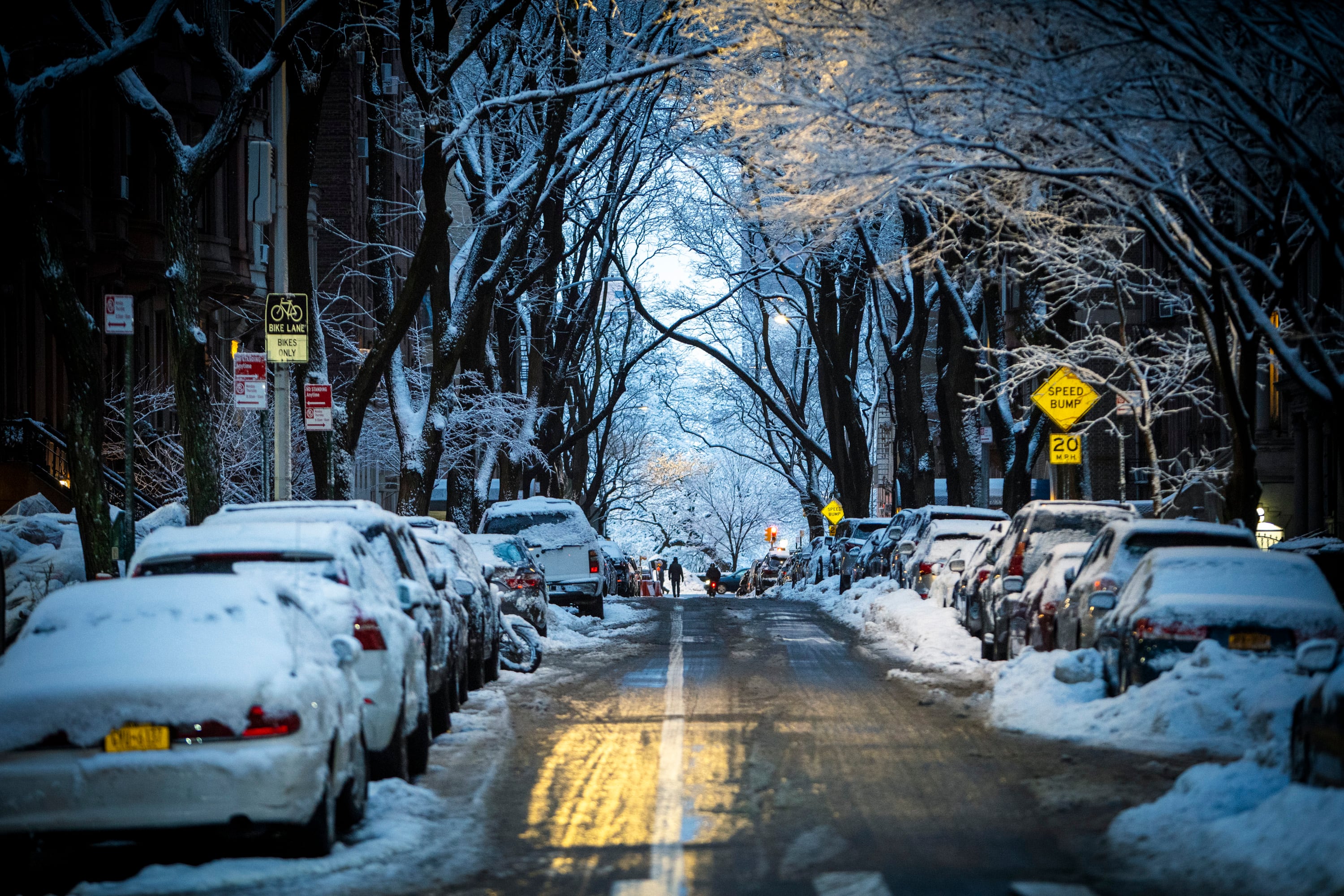 Las calles de Nueva York cubiertas de nieve mientras los conductores aprovechan la suspensión temporal de las reglas de Estacionamiento en Lados Alternos.