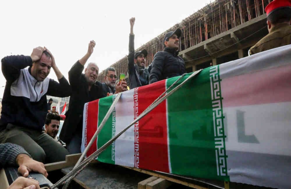 El asesinato en Bagdad del poderoso general iraní Qasem Soleimani puso a Estados Unidos e Irán en el filo de una guerra. Miles de iraníes desfilaron ayer por las calles de Teherán pidiendo venganza. Foto: AFP