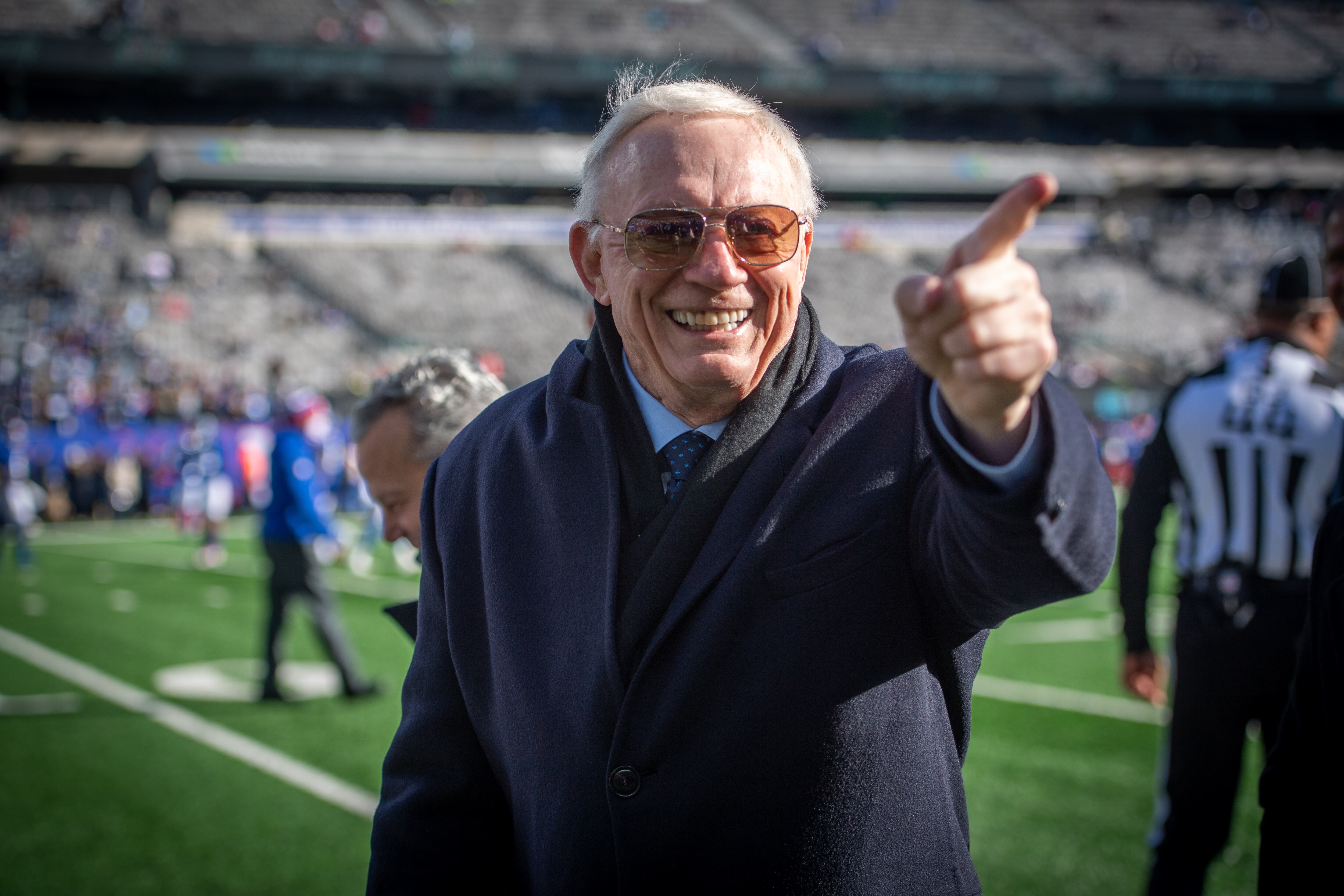 El dueño de los Dallas Cowboys, Jerry Jones, en el campo reaccionando a los fanáticos antes de un partido contra los New York Giants en el MetLife Stadium en East Rutherford, New Jersey, el 19 de diciembre de 2021. (Foto de J. Conrad Williams Jr./ Newsday RM a través de Getty Images)