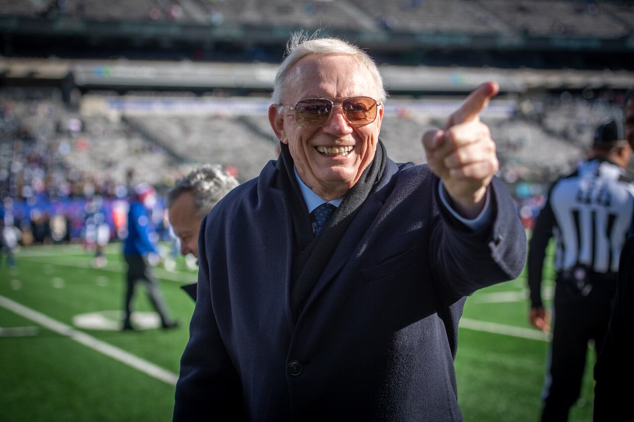El dueño de los Dallas Cowboys, Jerry Jones, en el campo reaccionando a los fanáticos antes de un partido contra los New York Giants en el MetLife Stadium en East Rutherford, New Jersey, el 19 de diciembre de 2021. (Foto de J. Conrad Williams Jr./ Newsday RM a través de Getty Images)