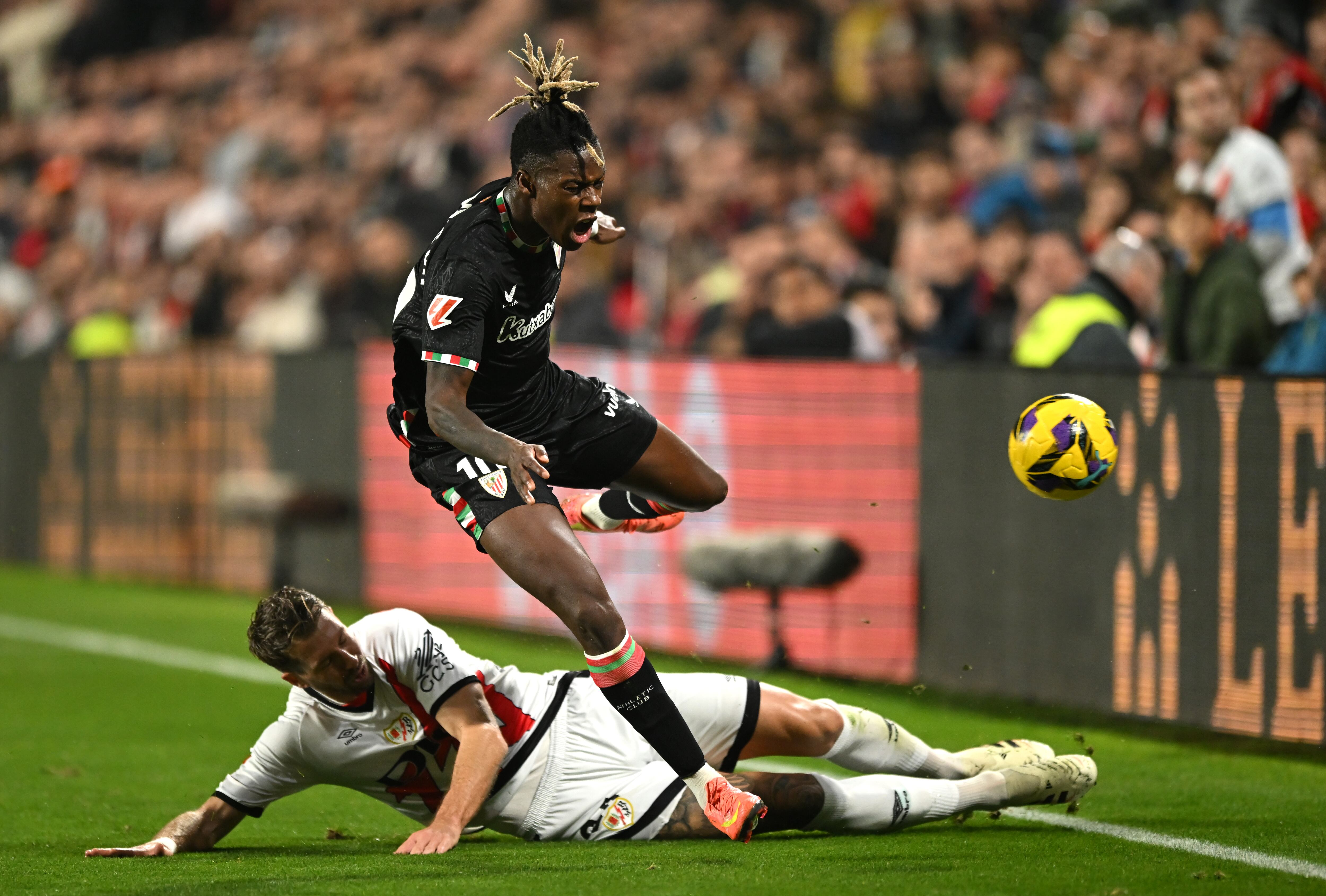 Florian Lejeune del Rayo Vallecano comete falta sobre Nico Williams del Athletic Club durante el partido de LaLiga entre el Rayo Vallecano y el Athletic Club en el Estadio de Vallecas el 01 de diciembre de 2024 en Madrid, España.