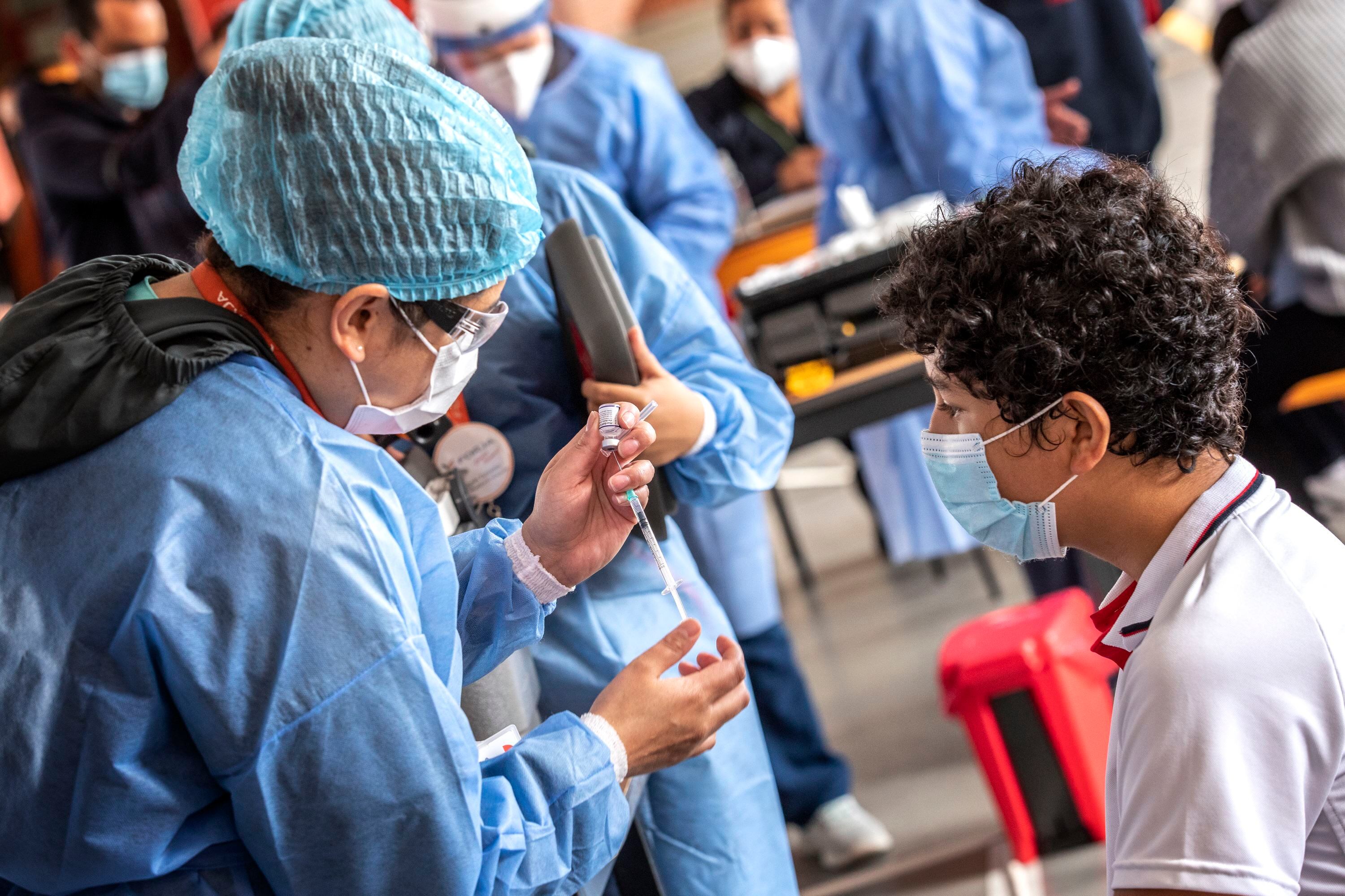 Vacunación contra Covid de niños mayores de 12 años en colegios.