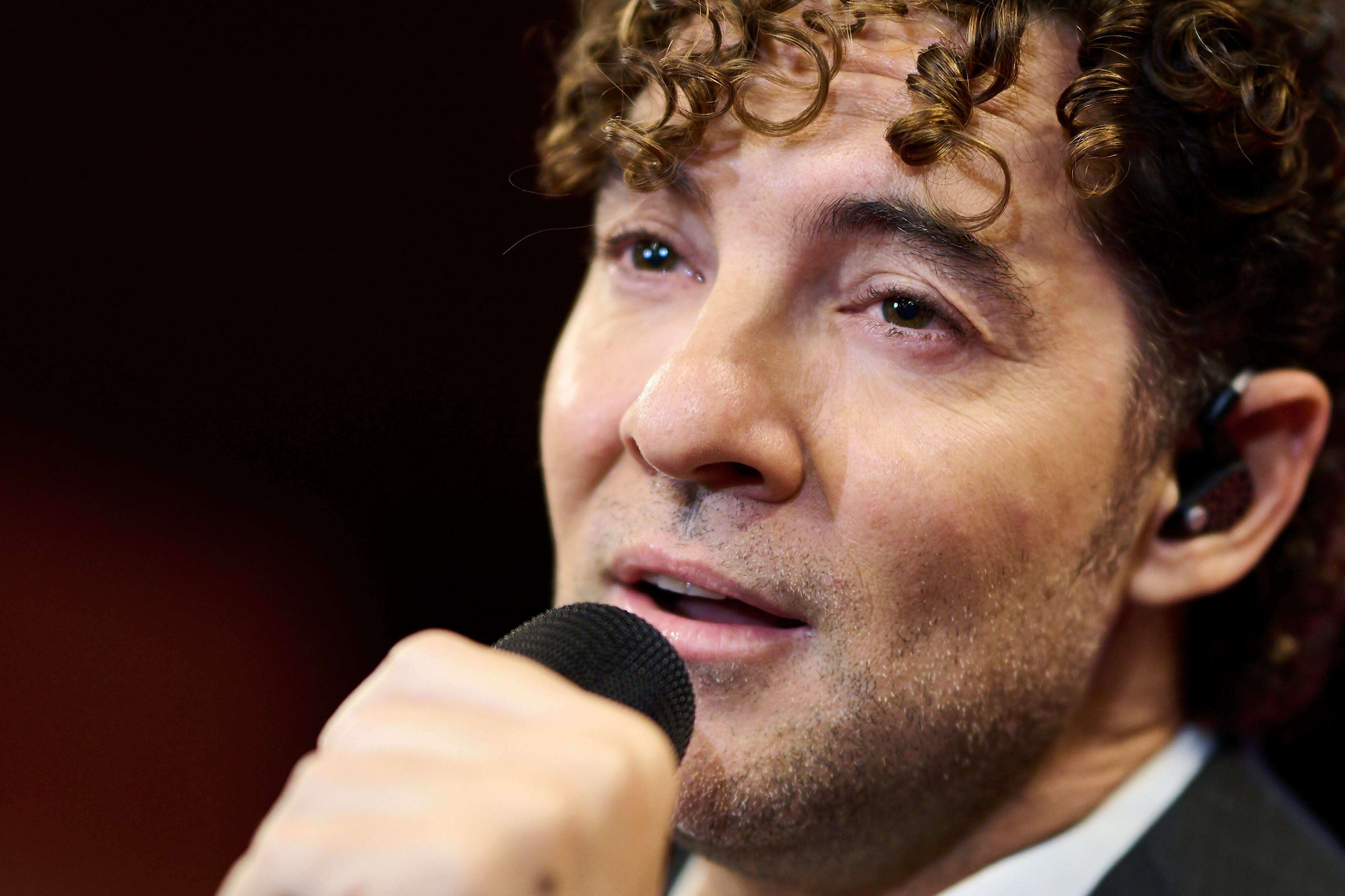 El cantante apareció tras la repentina muerte de su padre.