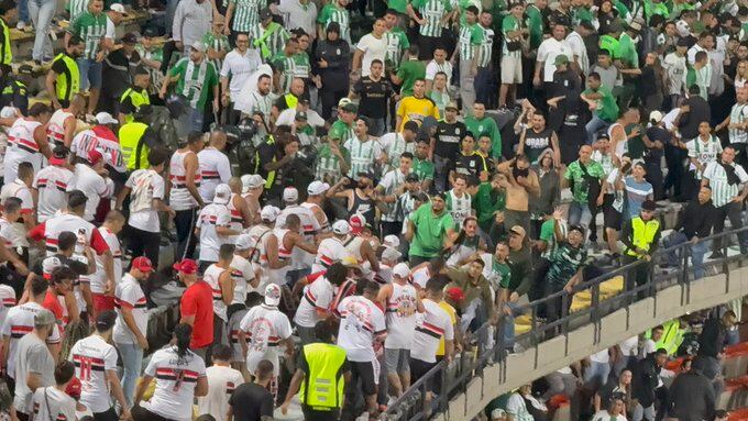 Hinchadas de Atlético Nacional y São Paulo acabaron enfrentadas en el Atanasio Girardot