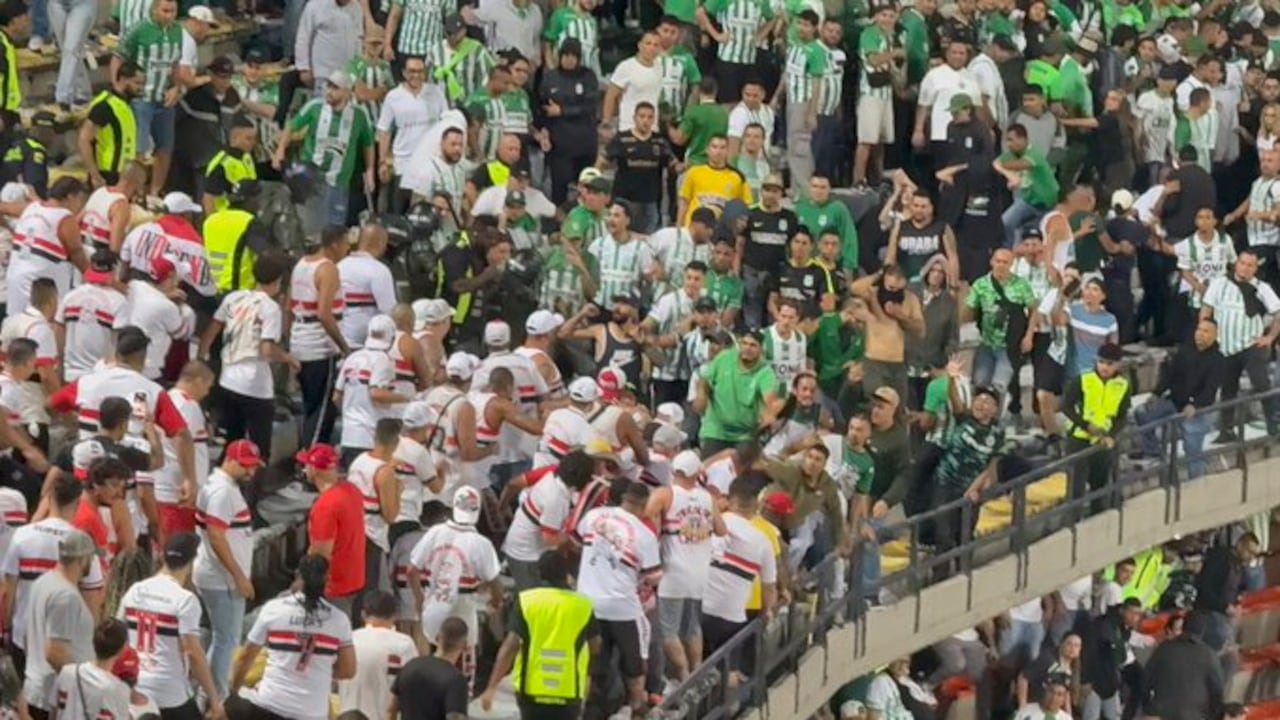 Hinchadas de Atlético Nacional y São Paulo acabaron enfrentadas en el Atanasio Girardot