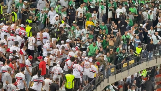 Hinchadas de Atlético Nacional y São Paulo acabaron enfrentadas en el Atanasio Girardot