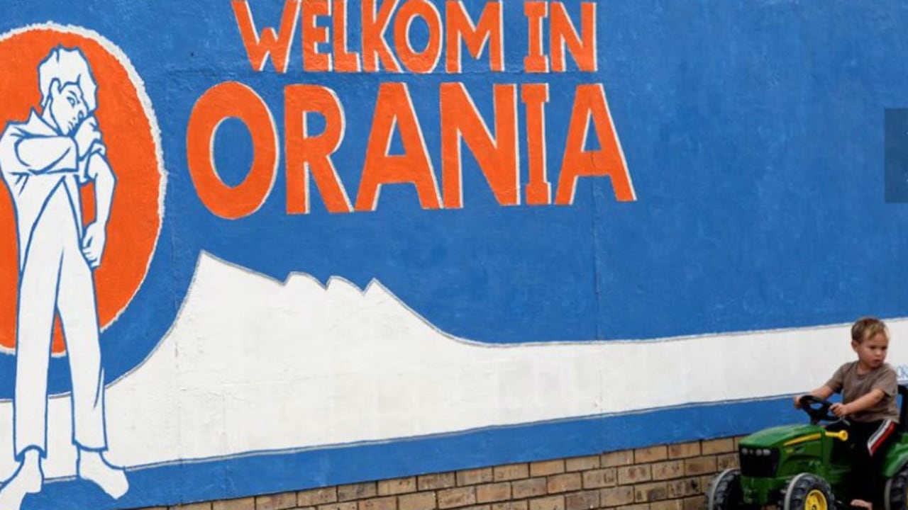 El símbolo de Orania es el 'pequeño gigante', un hombre con la camisa remangada, representado en la bandera y en la moneda local.