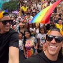 Sectores dentro de la misma comunidad gay lo señalan de oportunista.