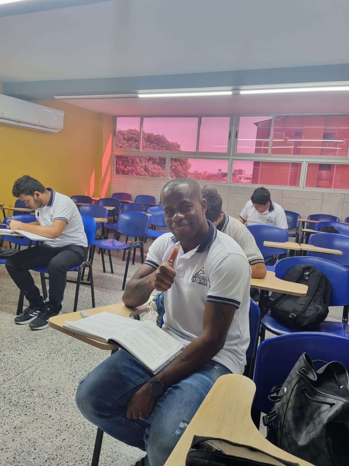 Carmelo Valencia regresó al colegio a los 38 años