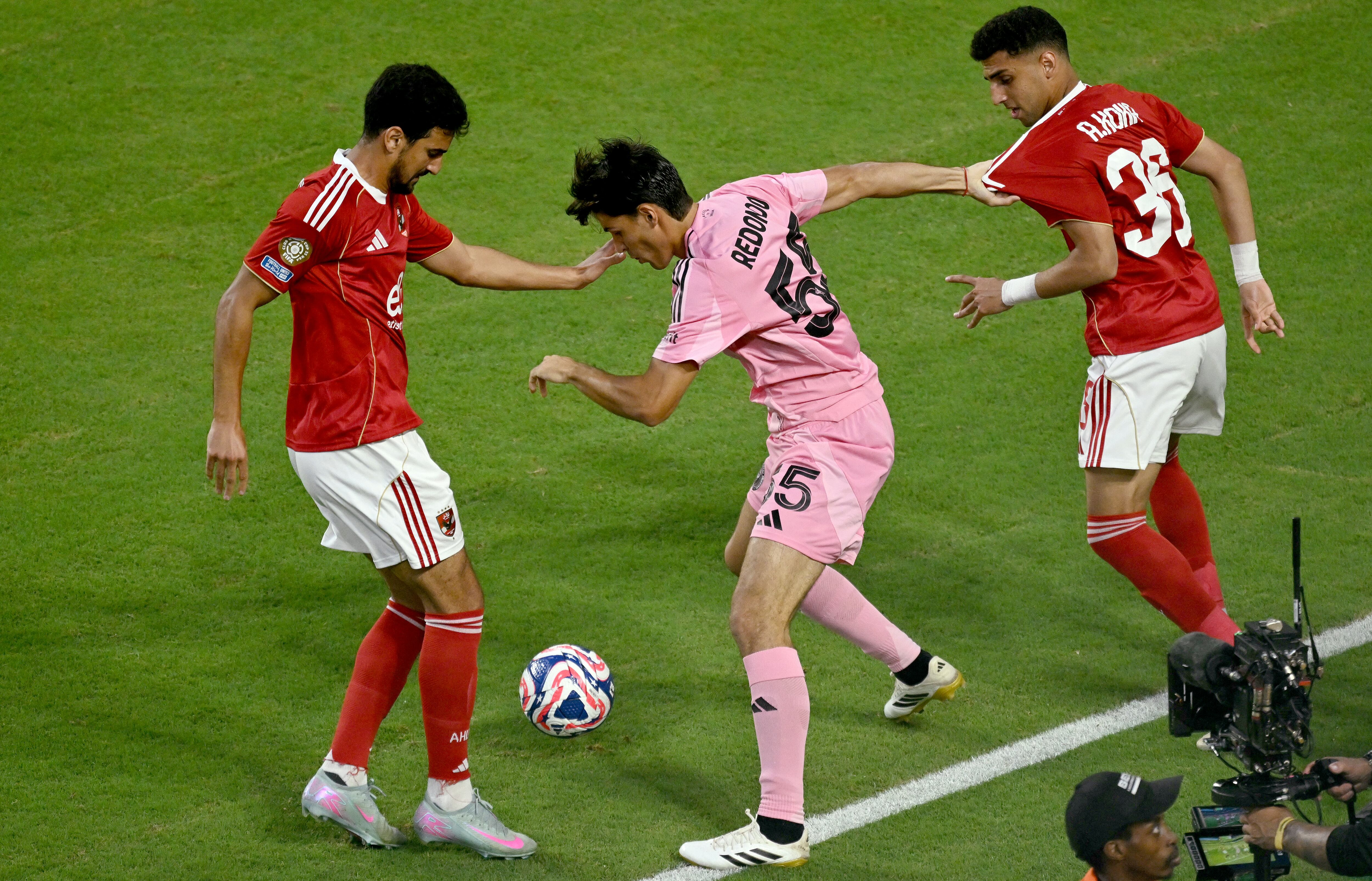 El mediocampista argentino #55 del Inter Miami Federico Redondo (C) lucha por el balón con el mediocampista egipcio #36 del Al Ahly Ahmed Koka (R) durante la Copa Mundial de Clubes 2025.