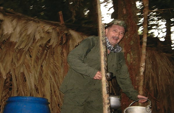 Después de muchos años sin volverse a saber nada del 'Mono Jojoy', se conoció esta imagen donde luce bastante delgado, cuando el país lo conoció gordo durante los diálogos del Caguán. Funcionarios de inteligencia dijeron que su estado físico se debía a que estaba enfermo y aguantando hambre. 