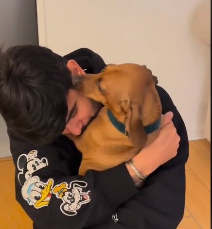 El enternecedor abrazo del joven a su perrito.