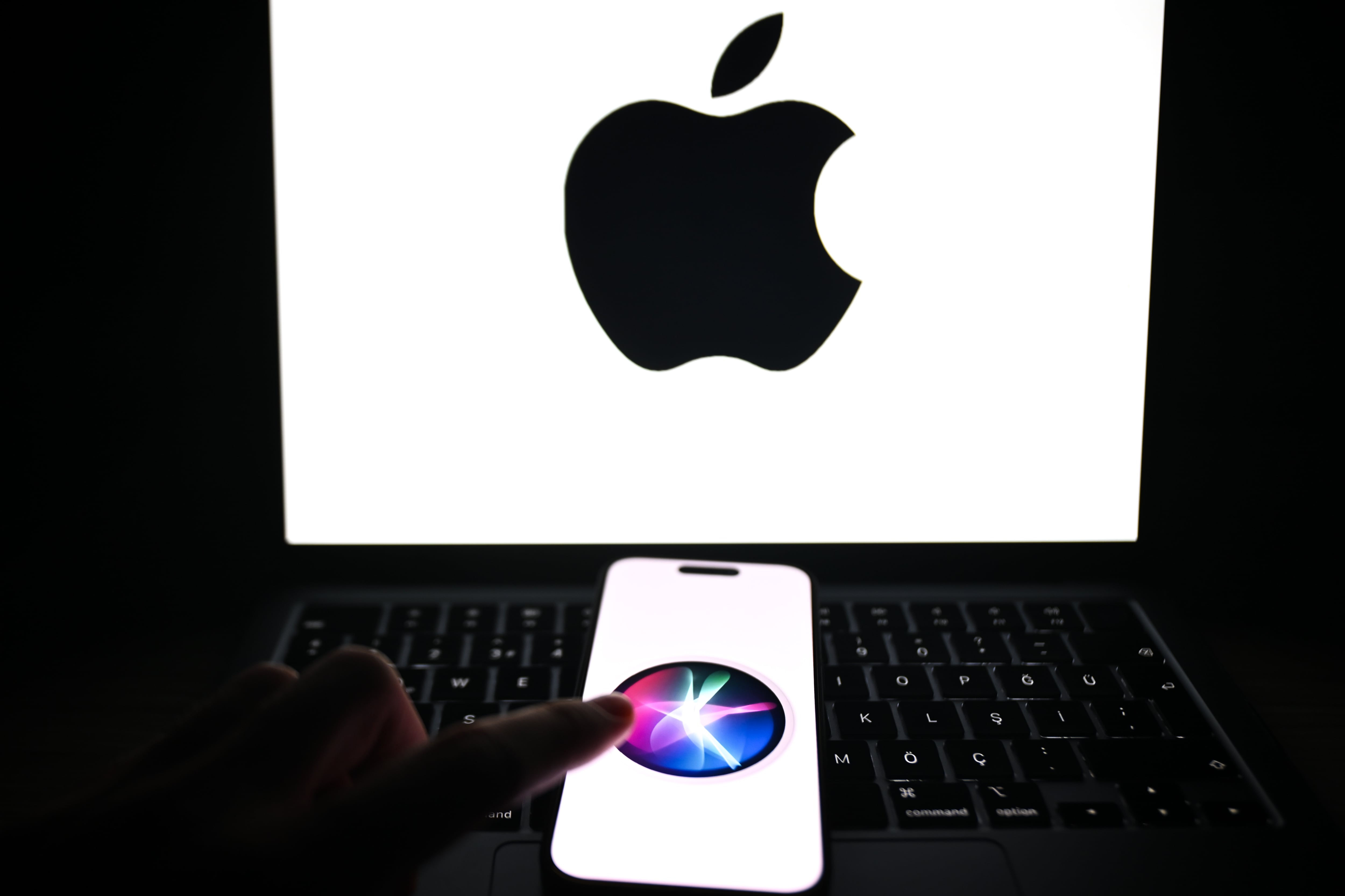Siri es un asistente virtual desarrollado por Apple, integrado en dispositivos como el iPhone, iPad, Mac y Apple Watch.
