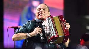 El Cocha Molina en su presentación junto a Pocho Zuleta en el Parque de la Leyenda Vallenata.